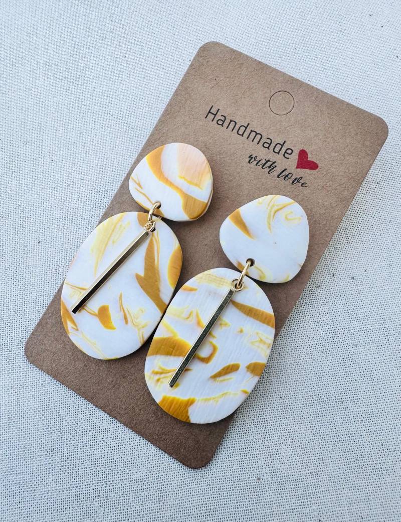 Handmade Marbled White & Mustard Polymer Clay Earrings - Gold Bar Accent Handmade Marbled White & Mustard Polymer Clay Earrings - Gold Bar Accent von AdornaJewelryDesigns