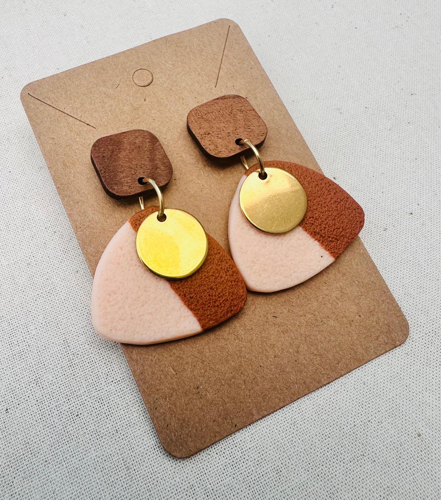 Retro Clay & Wood Statement Earrings - Abstract Pink Terracotta Dangle With Brass Detail Retro Clay & Wood Statement Earrings - Abstract Pink Terracotta Dangle With Brass Detail von AdornaJewelryDesigns