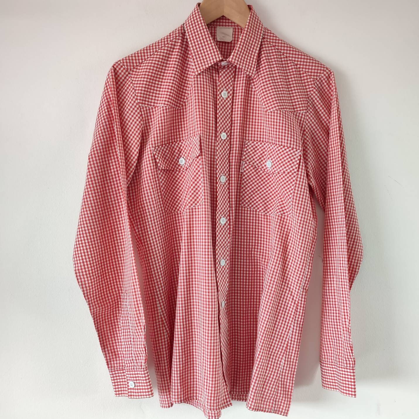 1970S Vintage Levi Strauss & Company Rote Gingham Karo Weiße Tab Hemdbluse. Hergestellt in Hongkong. Grösse S 1970S Vintage Levi Strauss & Company Rote Gingham Karo Weiße Tab Hemdbluse. Hergestellt in Hongkong. Grösse S von AdornedVintageFinds
