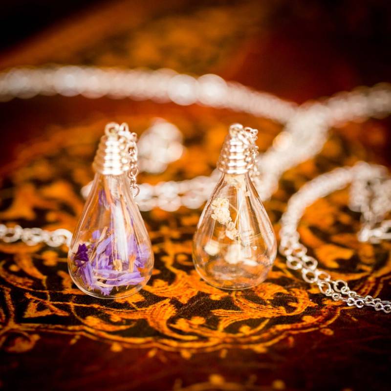 Getrocknete Blumen in Glasbirne von AdornedbyAisha