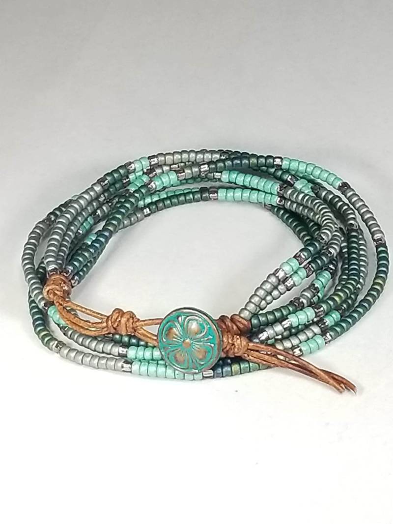 Leder Wickelarmband, Grüne Perlenarmband, Grünen Klee Metallknopf Lederwickelarmband von AdornmentUndefined