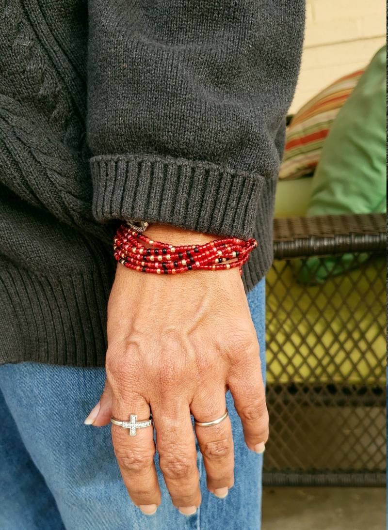 Multi-Layer-Armband, Rot Lagenlook Armband, Makramee Knoten, Buntes Verstellbare Valentinsgrußgeschenk von AdornmentUndefined