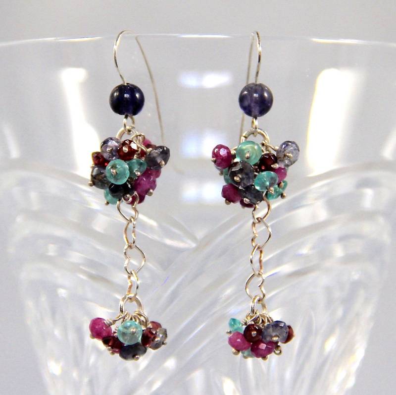 Apatit Chalcedon Granat Iolith Cluster Baumeln Ohrringe, Sterling Silber Draht Gewickelt, Handgemachter Edelstein Perlen Schmuck, Multi Gem Boho Chic von AdornmentsAndFrills