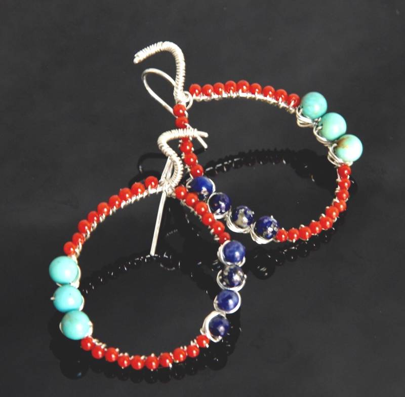 Auffällige Edelstein-Creolen, Handgefertigter Sterlingsilber-Schmuck Mit Roter Koralle, Lapis Und Türkisperlen Im Boho-Stil von AdornmentsAndFrills