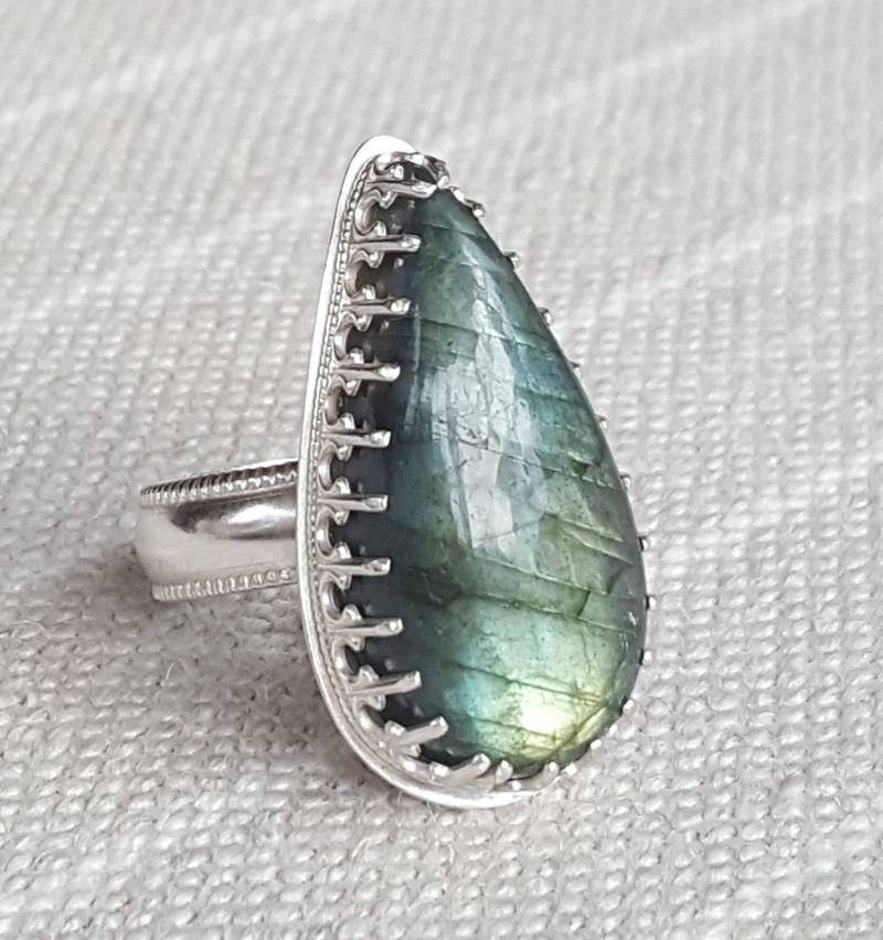 Auffallender Labradorit Sterlingsilber Tropfenring, Größe 8.5, Handgemachter Edelstein Schmuck, Irisierend Verzierte Statement-Schmuck, Versandfertig von AdornmentsAndFrills