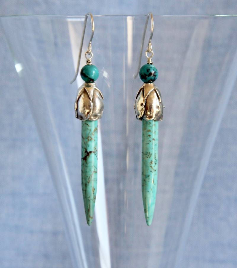 Boho Türkis Spear Ohrringe Mit Hill Tribe Rosebud Cap & Sterling Silber Wire Wrap Edelstein Perlen Schmuck Für Hippie Statement Style von AdornmentsAndFrills