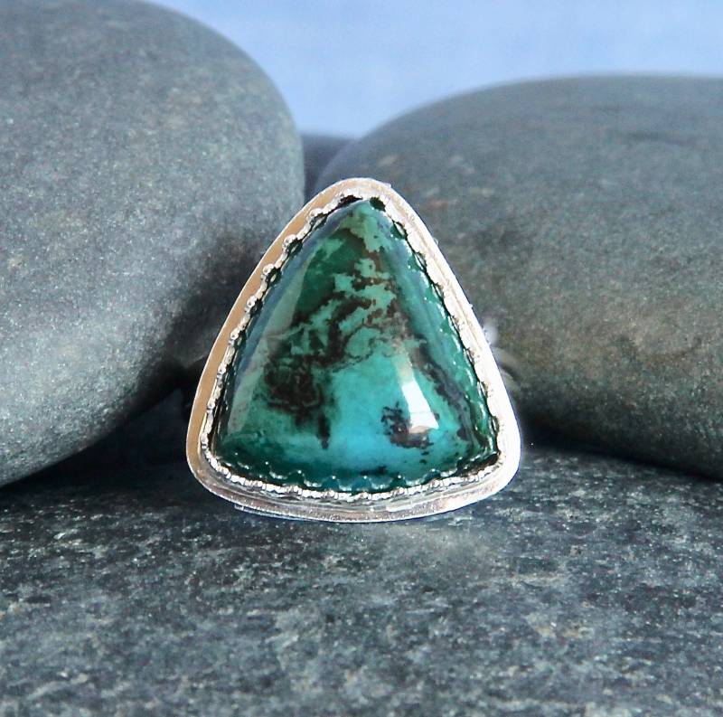 Chrysokoll Dreieck Cabochon Ring, Größe Zu Bestellen, Sterling Silber Lünette Set, Handgemachter Metallschmied Edelstein Schmuck, Tief Blau von AdornmentsAndFrills
