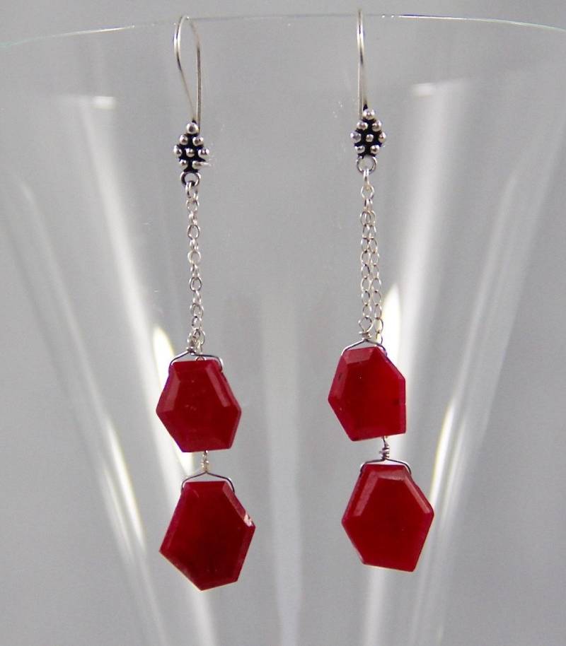 Handgemachte Rubin Ohrringe Mit Bali Perlen Akzenten, Sterling Silber Wire Wrap, Schulter Duster Design, Juli Birthstone Schmuck von AdornmentsAndFrills