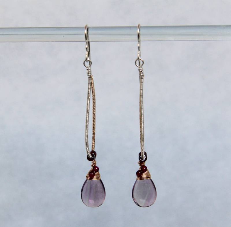 Lila Fluorit Tropfen Rot Granat Creolen, Gold Filled Sterling Silber Draht Gewickelt, Handgemachte Edelstein Perlen Schmuck, Mixed Metal Media von AdornmentsAndFrills