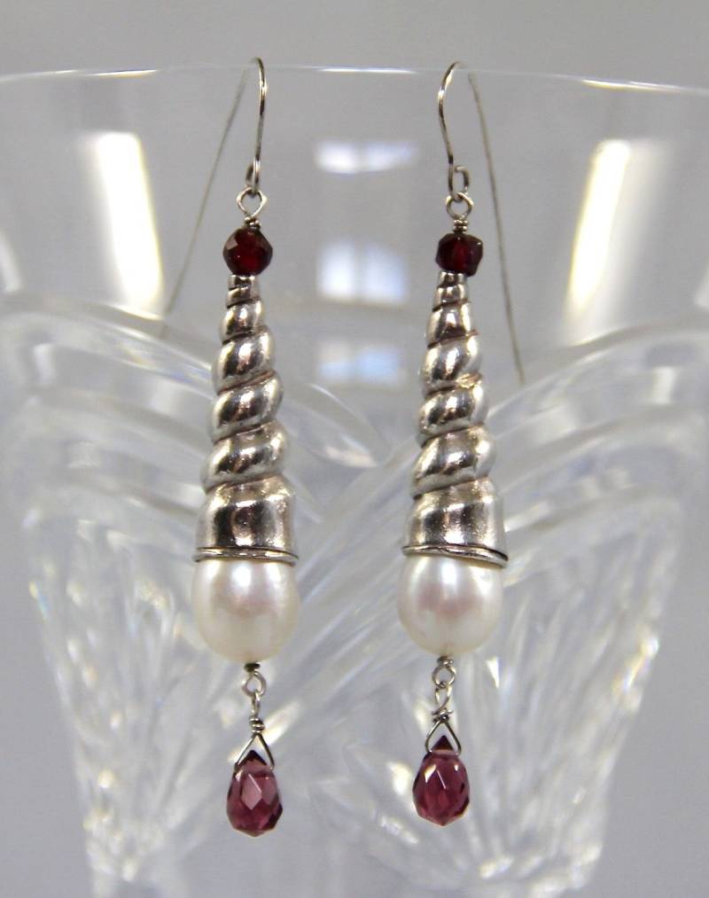 Weiße Perlen Granat Ohrringe, Hill Tribe Zapfen, Sterling Silber Wire Wrap - Handgefertigter Edelstein Schmuck, Einzigartiges Boho Statement von AdornmentsAndFrills
