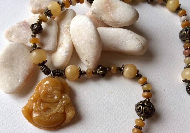 Anhänger Bouddha, Geformt Aus Jade-Karamell, Auf Verschiedenen Halsketten von AdornmentsToAdore