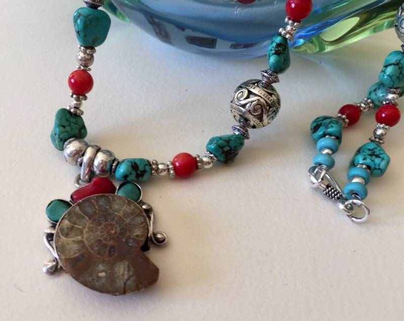 Anhänger Thai Massiv, Ammonit, Koralle Und Türkis Auf Verschiedenen Collier von AdornmentsToAdore