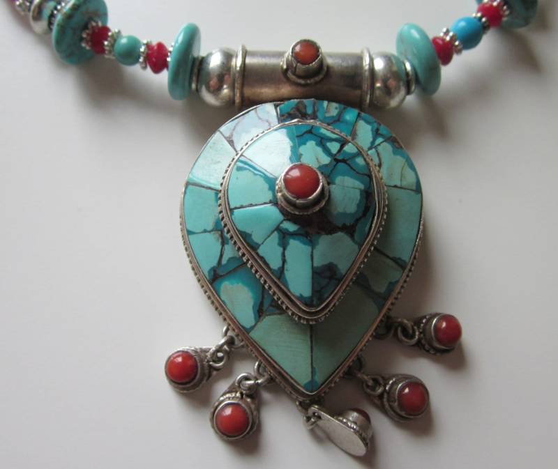 Anhänger in Form Von Silber Massivem Mit Dekor Türkisen Und Korallen Auf Verschiedenen Collier von AdornmentsToAdore