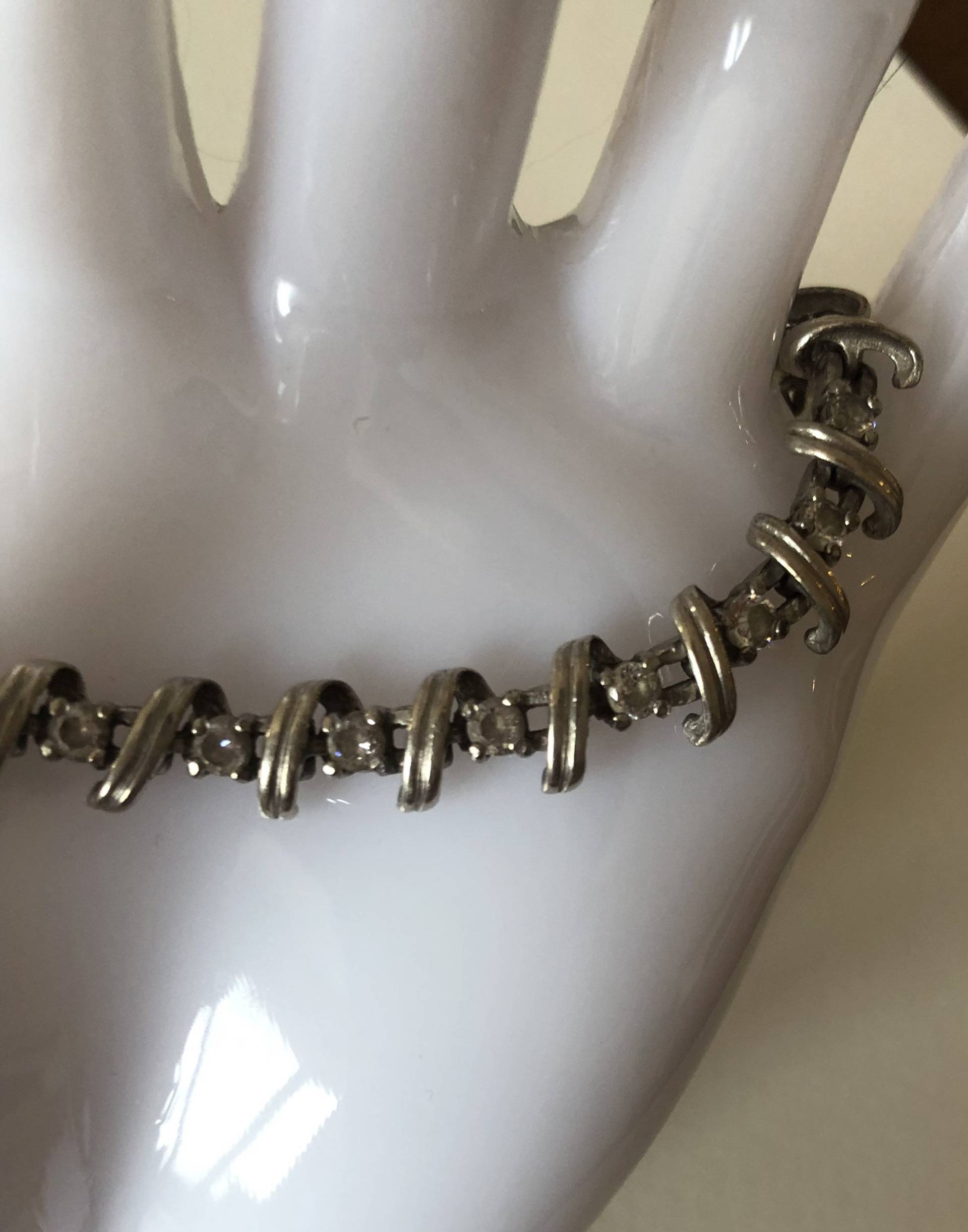 Charmantes Vintage-Armband Aus Sterlingsilber Mit Weißem Saphirdekor. Ursprüngliche Konzeption Charmantes Vintage-Armband Aus Sterlingsilber Mit Weißem Saphirdekor. Ursprüngliche Konzeption von AdornmentsToAdore