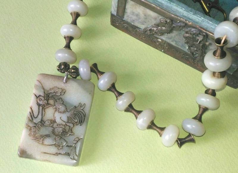 Collier Aus Jade Spectaculaire Mit Einem Anhänger Gravur von AdornmentsToAdore