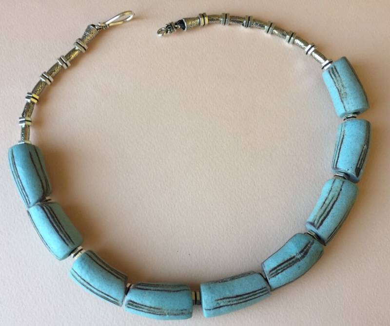 Collier Bleu Spectaculaire Composé De Perles Krobo von AdornmentsToAdore