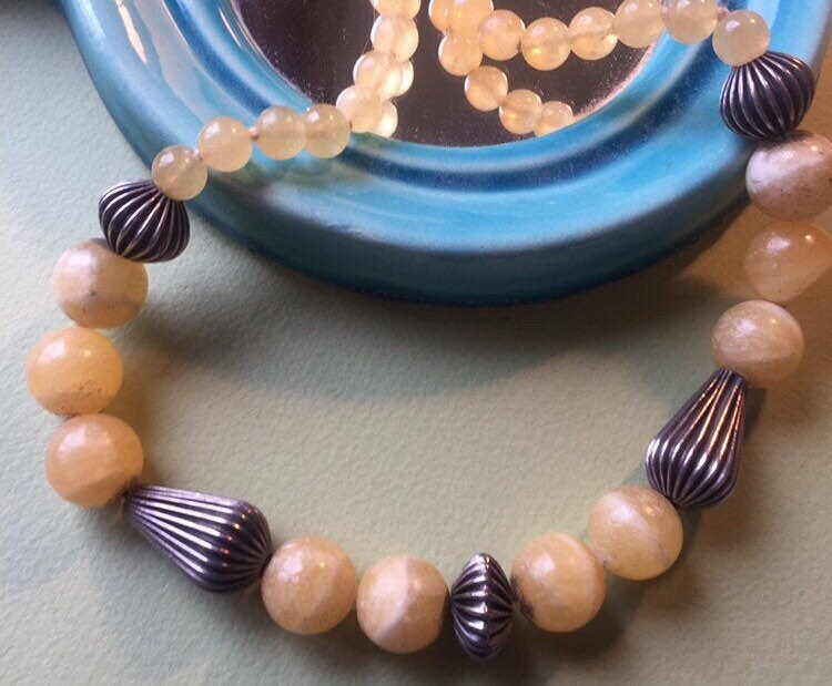 Collier En Argent Et Perles D'albâtre von AdornmentsToAdore