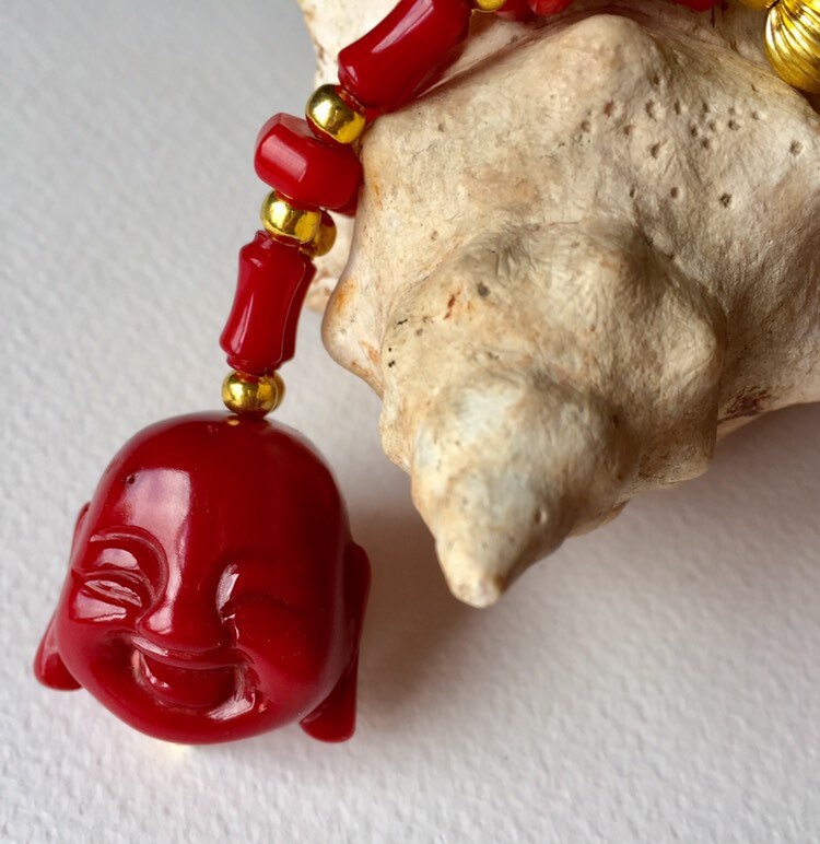 Goldener Buddha Anhänger Auf Roter Halskette von AdornmentsToAdore