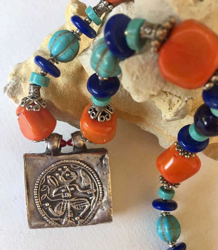 Éloge À Hanuman. seltener Anhänger Rahjastani Auf Einem Collier Mit Koralle, Türkis Und Lapis von AdornmentsToAdore