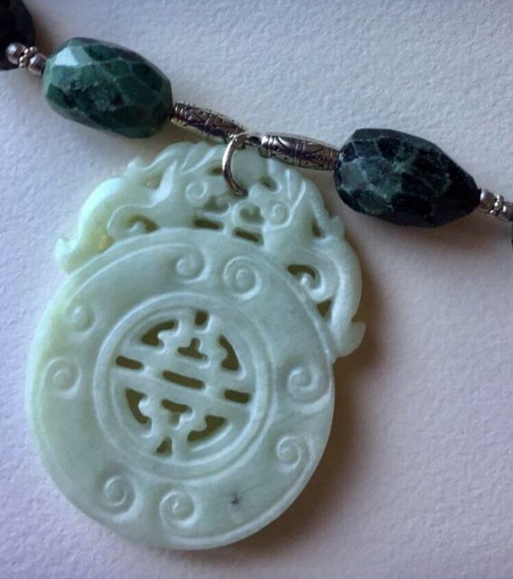 Grünes Achat Collier Mit Einem Anhänger Aus Heller Jade von AdornmentsToAdore