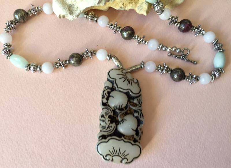 Handgefertigte Jade Anhänger Halskette Pflaumenblüte, Pyrit & Tibetsilber von AdornmentsToAdore