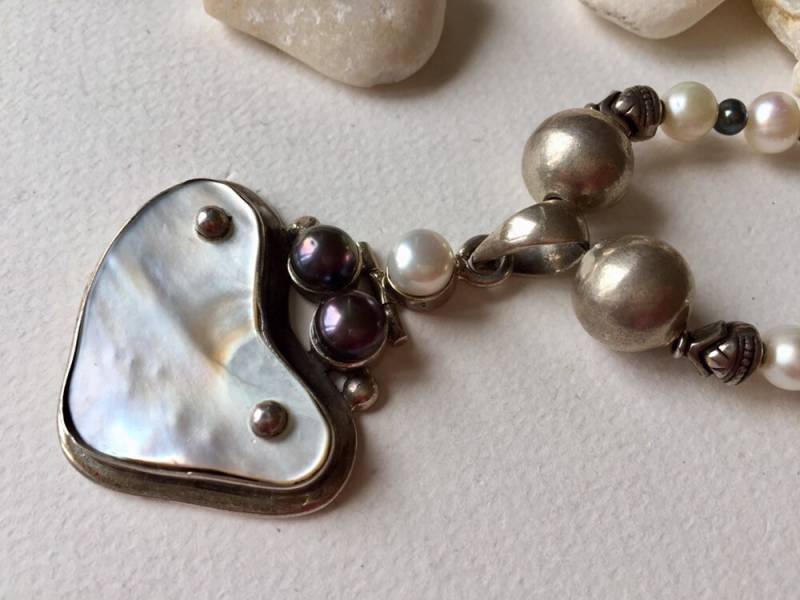 Handgefertigte Sterling Silber Perlenkette Thai Perlmutt Herz Anhänger von AdornmentsToAdore