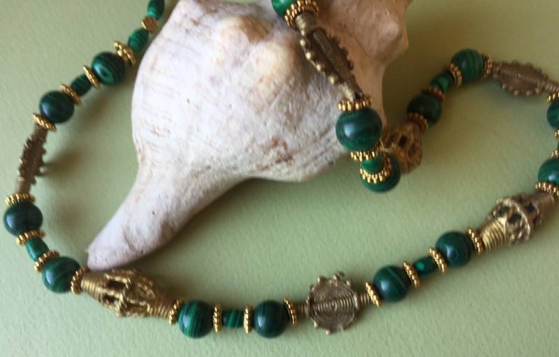 Handgemachte Malachit Halskette Ghana Messing Beads, 50 cm Edelsteinschmuck von AdornmentsToAdore