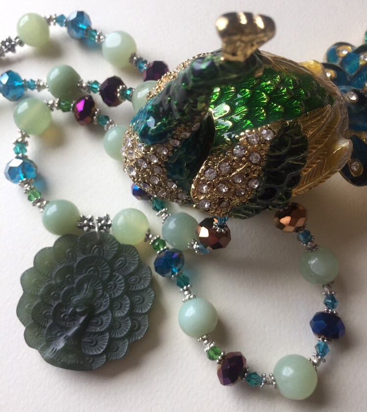 Jade Pfau Anhänger Halskette Swarovski Kristall Perlen Schmuck von AdornmentsToAdore