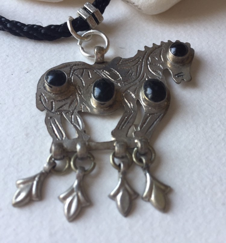 Pendentif En Argent Original Pour Les Amoureux Des Chevaux Sur Un Cordon Noir von AdornmentsToAdore