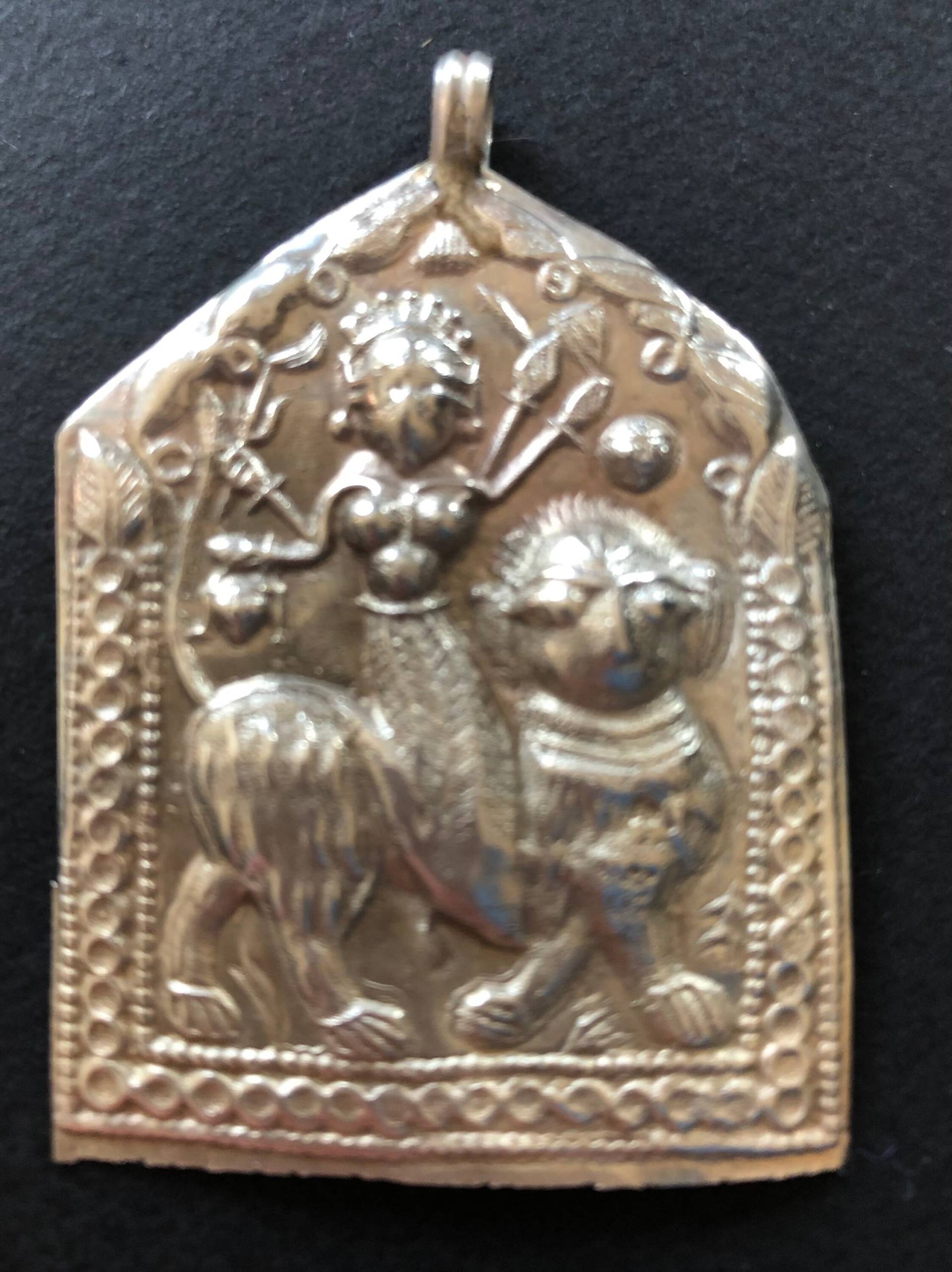 Anhänger Rahjastani Und Silbervertreter Durga Auf Dem Sohn Des Löwen Anhänger Rahjastani Und Silbervertreter Durga Auf Dem Sohn Des Löwen von AdornmentsToAdore