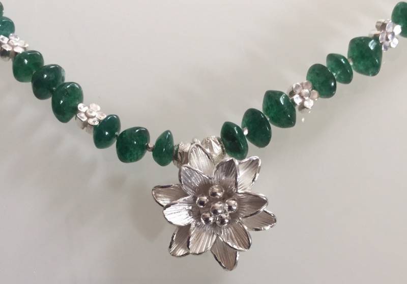 Wunderschönes Armband Aus Smaragd Und Silber von AdornmentsToAdore