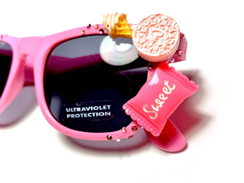 Mädchen Süße Kawaii Rosa Sonnenbrille Mit Süßigkeiten Und Strassdekorationen Mädchen Süße Kawaii Rosa Sonnenbrille Mit Süßigkeiten Und Strassdekorationen von Adorrible