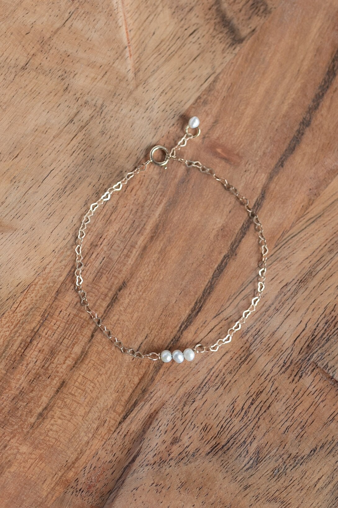 Echte Perlenarmband Mit Kleinen Herzen | Gold Filled Schmuck Süßwasser Perlen Armband Geschenk Für Sie von LivAndAdri
