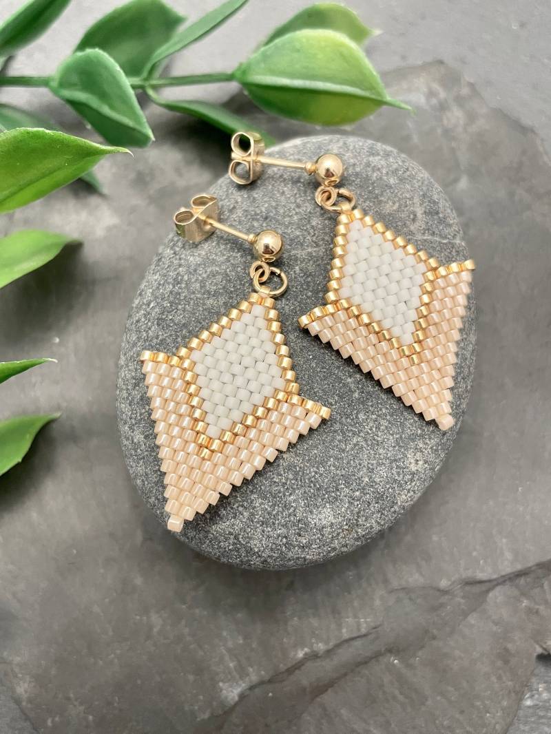 Handgewebte Rocailles Perlen Ohrringe Boho Ohrhänger Beige, Weiß & Gold von AdriaArtistry