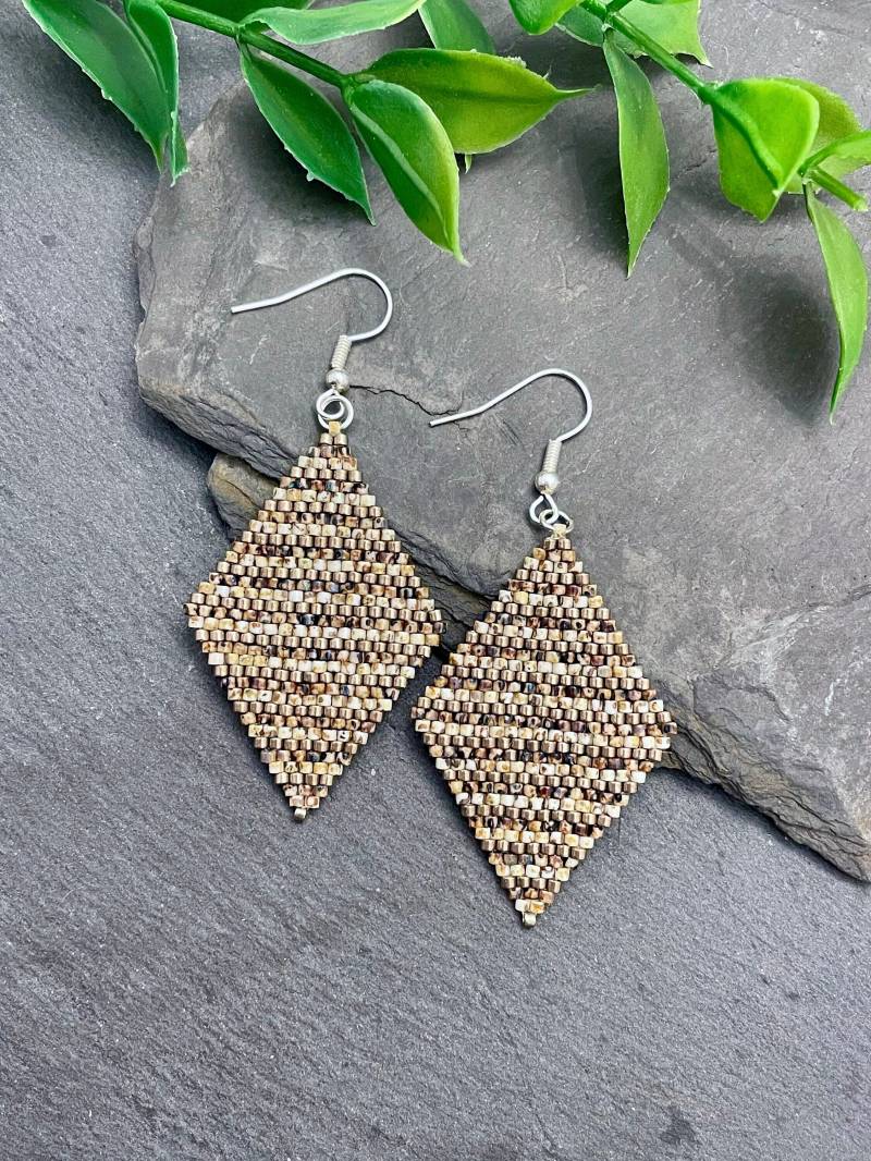 Neutral Perlen Ohrringe, Handgewebte Geometrisch Rauten Form, Raute Boho Ohrringe von AdriaArtistry