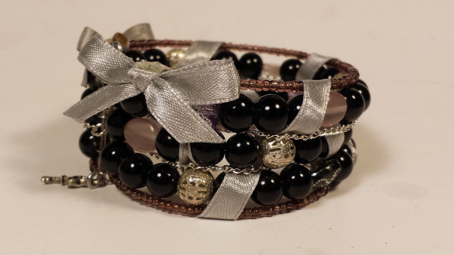 Lila, Schwarz Und Silber Perlen Armband Mit Hämatit, Ketten, Bögen, Handgefertigte Lila, Schwarz Und Silber Perlen Armband Mit Hämatit, Ketten, Bögen, Handgefertigte von AdrianaHobby