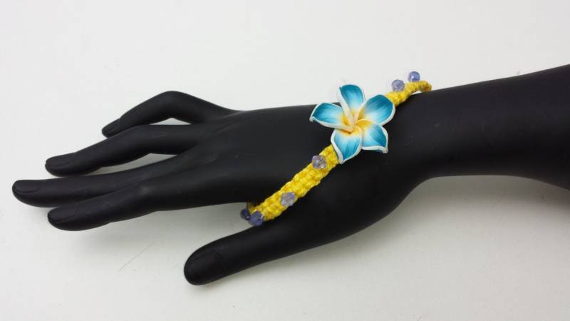 Makramee Armband Mit Perlen Und Fimo Clay Blumen Makramee Armband Mit Perlen Und Fimo Clay Blumen von AdrianaHobby