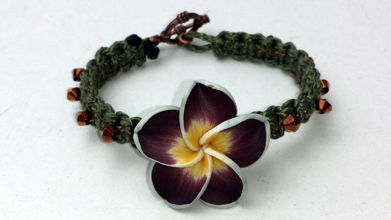 Makramee Armband Mit Perlen Und Fimo Clay Blumen von AdrianaHobby