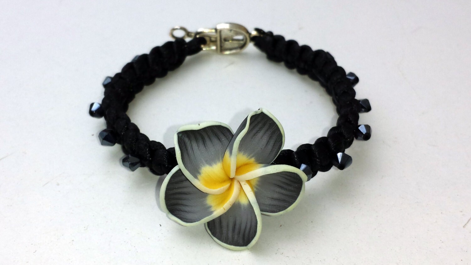 Makramee Armband Mit Perlen Und Fimo Clay Blumen Makramee Armband Mit Perlen Und Fimo Clay Blumen von AdrianaHobby