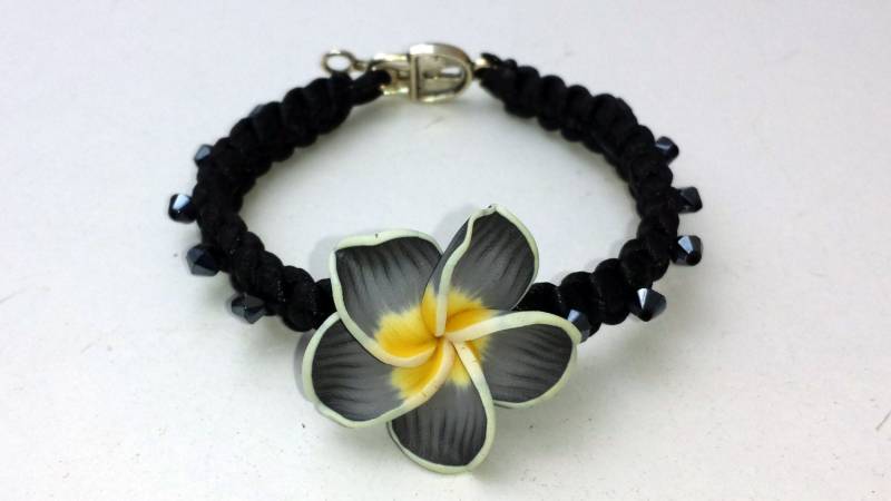 Makramee Armband Mit Perlen Und Fimo Clay Blumen Makramee Armband Mit Perlen Und Fimo Clay Blumen von AdrianaHobby