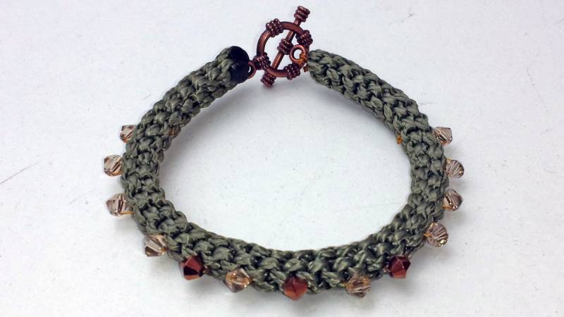 Makramee Armband Mit Perlen Und Knebelverschluss Makramee Armband Mit Perlen Und Knebelverschluss von AdrianaHobby