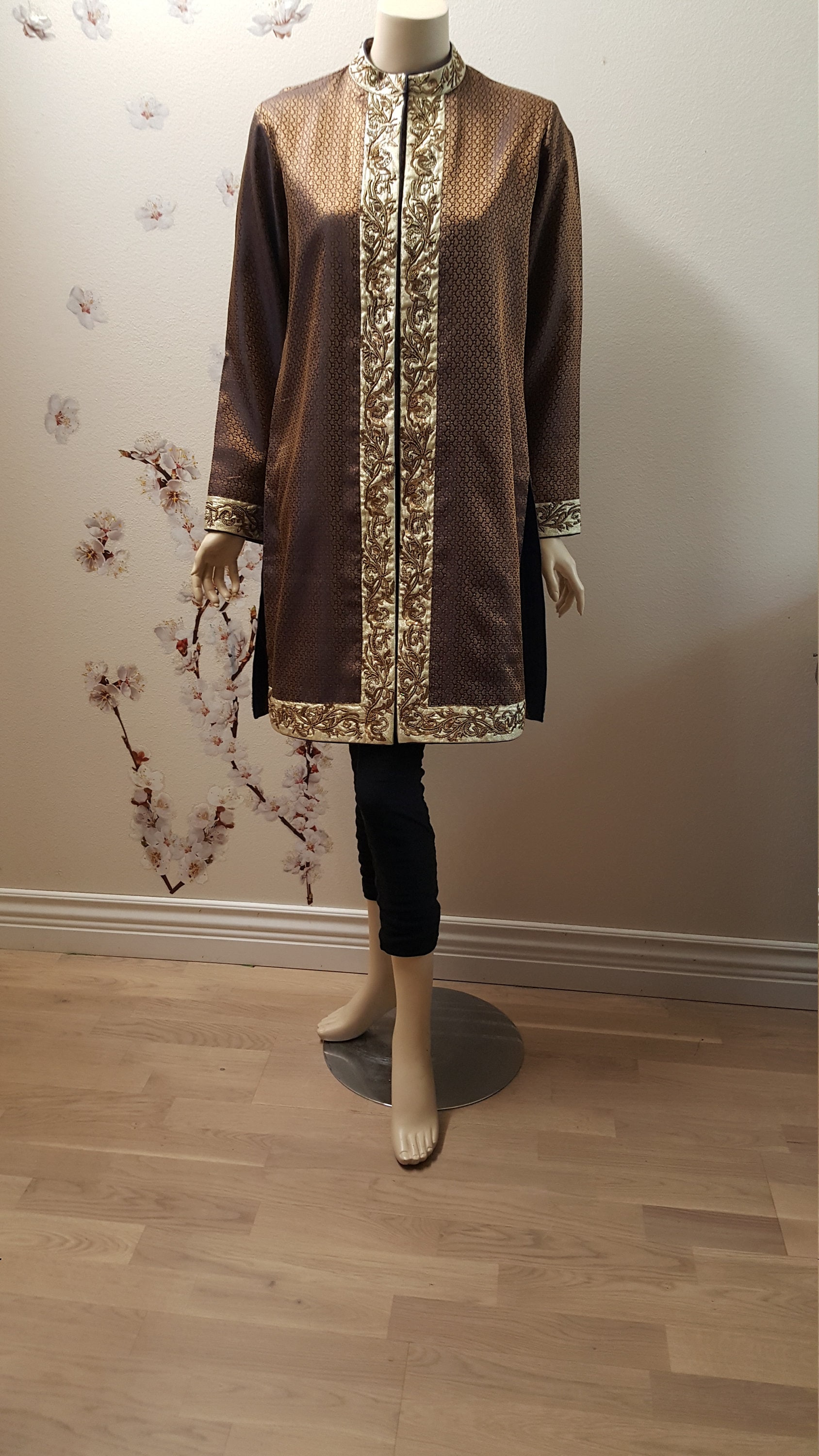 Bollywood Style Jacke/Sherwani 100% Brokat Seidenjacke Mit Perlen Und Handstickerei Für Frauen von AdritiCouture
