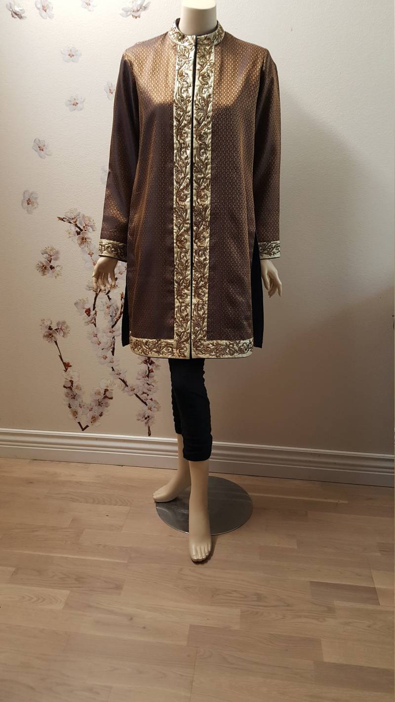 Bollywood Style Jacke/Sherwani 100% Brokat Seidenjacke Mit Perlen Und Handstickerei Für Frauen von AdritiCouture
