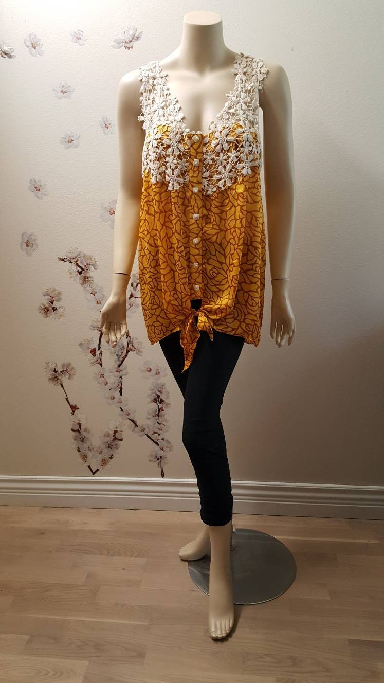 Frühlingsverkauf 10% Off - Seide Gelb Und Weiß Spitze Geknotet Top Racerback Krepp Tank von AdritiCouture