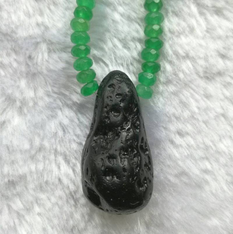 Natürliche Tektit Meteorit Halskette, Jade Smaragd Schwarze Edelstein-Anhänger von AdvancedCollectibles