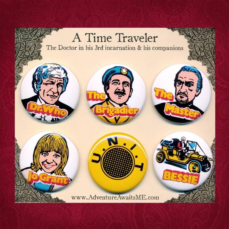 Doctor Who | 3rd Button Set - Dr Master Brigadier Jo Grant Bessie Unit Zeitreisender Pins Abzeichen Whovian Retro Jon Pertwee Doctor Who | 3rd Button Set - Dr Master Brigadier Jo Grant Bessie Unit Zeitreisender Pins Abzeichen Whovian Retro Jon Pertwee von AdventureAwaitsUs
