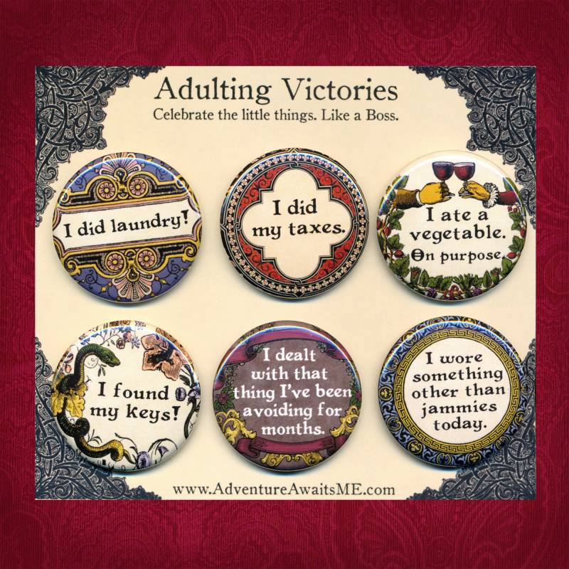 Erwachsene Anstecker Button Set - Pins Sprüche Trophäen Geschenke Schlüssel Steuern Leben Erfolg Wäsche Jammies Aufschub Wie Ein Boss von AdventureAwaitsUs