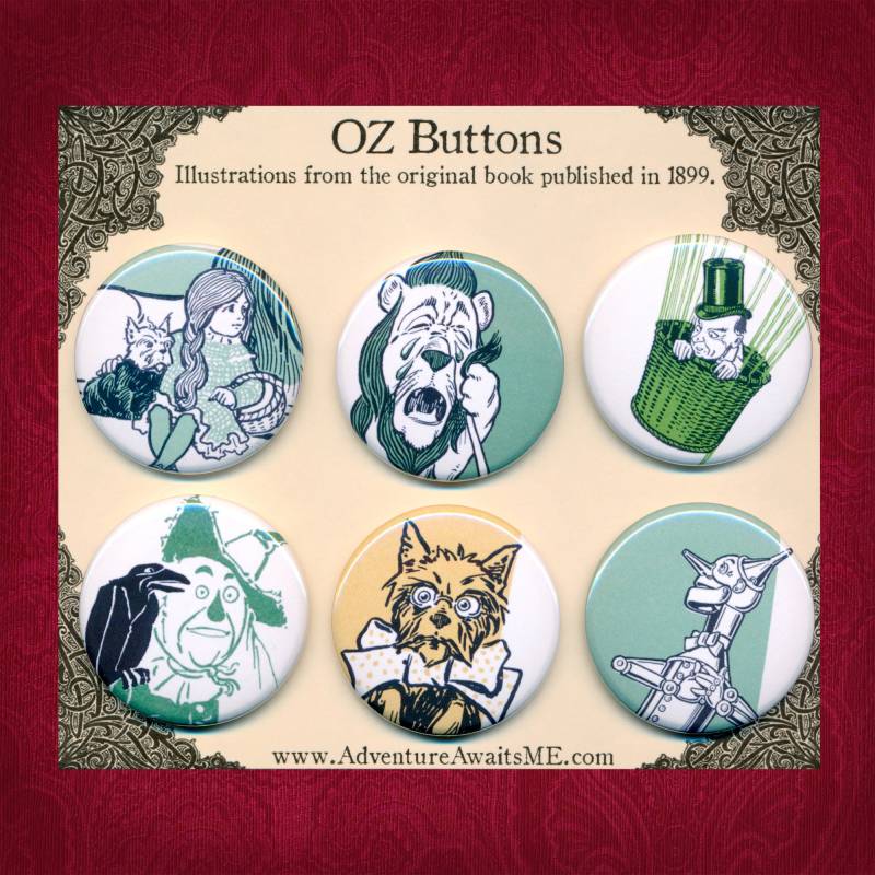 Wunderbares Zauberer Von Oz Button Set - Illustrationen 1899 L Frank Baum Dorothy Löwe Tanne Vogelscheuche Toto Pins Anstecker von AdventureAwaitsUs