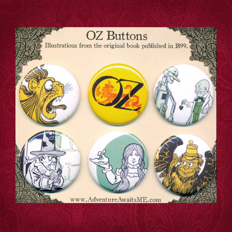 Wunderbares Zauberer Von Oz Button Set - Illustrationen 1899 L Frank Baum Dorothy Löwe Tinman Herz Fliegender Affe Wicked Witch Pins Abzeichen von AdventureAwaitsUs