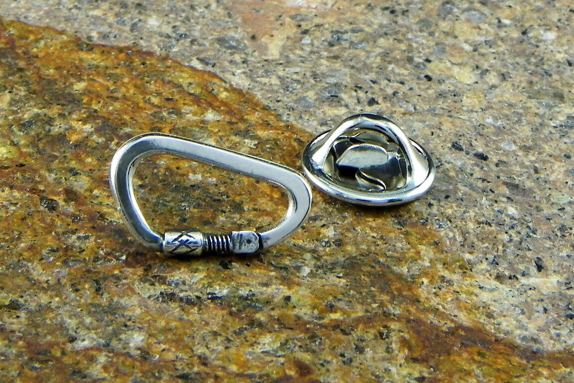Kleine Anstecknadel Mit Bergkarabiner Aus 925Er Silber - Made in Italy Kleine Anstecknadel Mit Bergkarabiner Aus 925Er Silber - Made in Italy von AdventureJewel